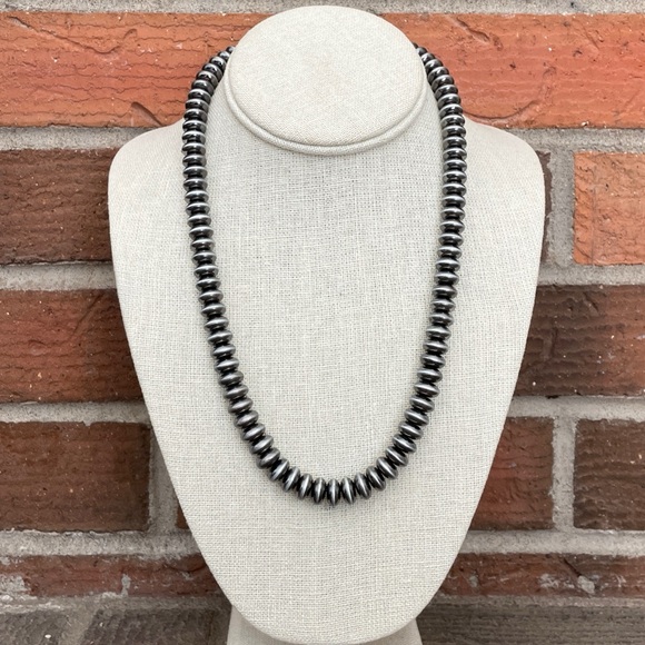 20.5 inch Navajo Style Pearl Saucer Necklace - Picture 2 of 2